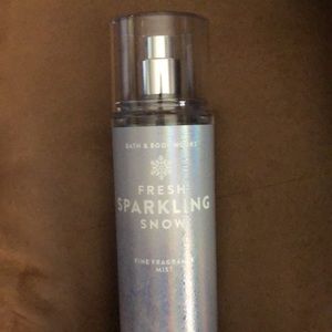 ❄️ New!!! Fresh sparkling snow bath and body works! ❄️ ✨